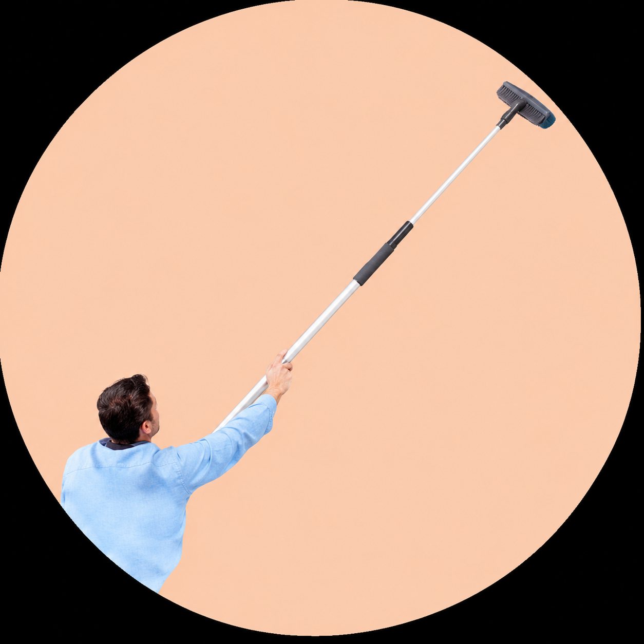 Un homme en chemise bleue claire tend une longue perche équipée d'une brosse vers le haut, sur un fond rond de couleur pêche.