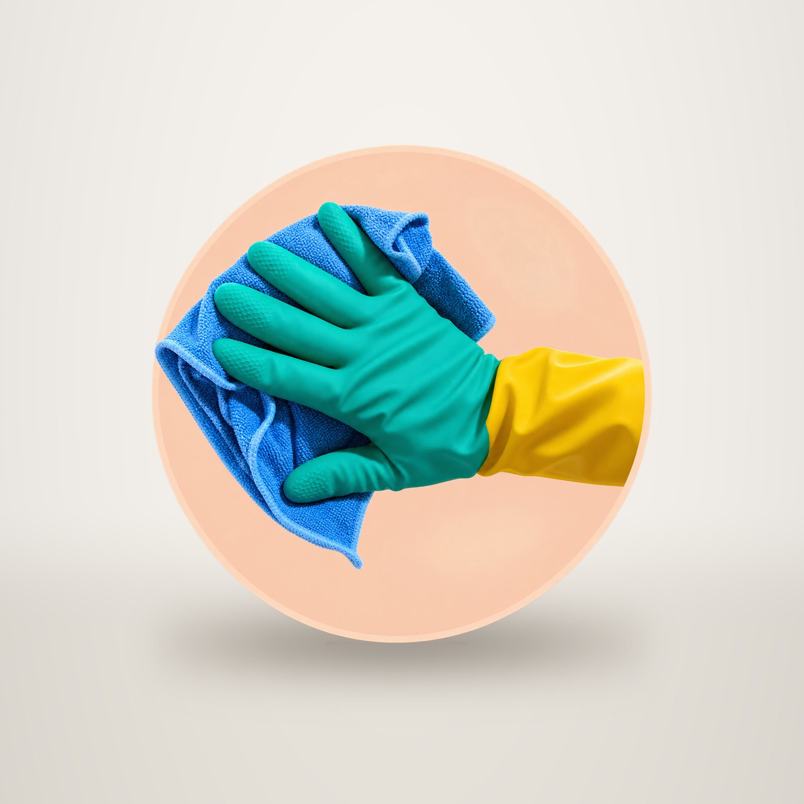 Main gantée de vert et jaune essuyant avec un chiffon bleu